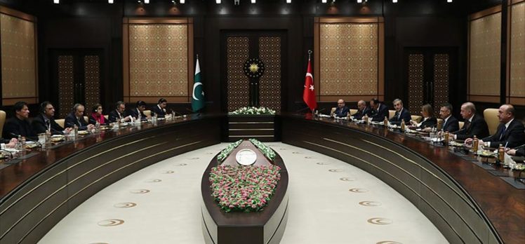 Cumhurbaşkanı Erdoğan Pakistan Başbakanı Han ile bir araya geldi