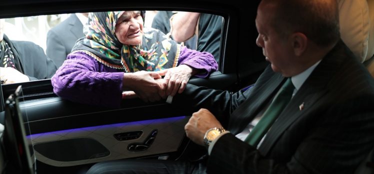 Cumhurbaşkanı Erdoğan, makam aracını durdurarak vatandaşlarla sohbet etti