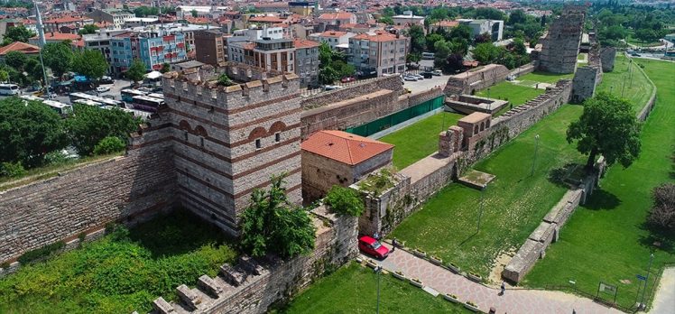 İstanbul’un tarihi surları zamana direniyor