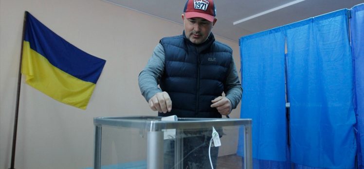 Ukrayna’da pazar günü erken genel seçim yapılacak