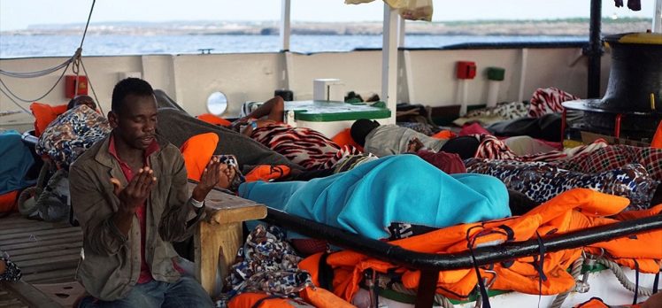 19 gündür denizde bekleyen düzensiz göçmenler karaya çıkacak