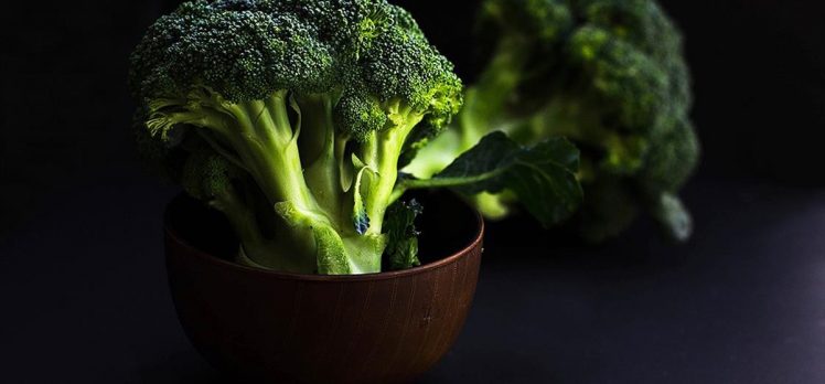 ‘Menopoz döneminde brokoli ve kereviz tüketmek dişleri koruyor’