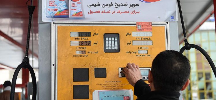 İran’da benzin zammından elde edilen gelir halka dağıtılmaya başlandı