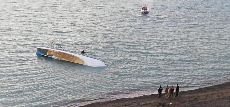 Van Gölü’nde düzensiz göçmenleri taşıyan tekne battı: 7 ölü