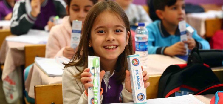 İlkokul Öğrencilerine Diş Macunu ve Fırçası Dağıtıldı
