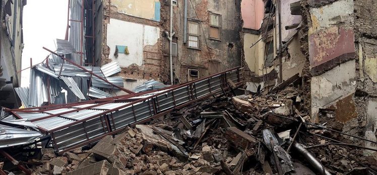 Beyoğlu’nda metruk bina yıkıldı