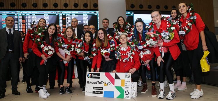 Olimpiyat vizesi alan A Milli Kadın Voleybol Takımı, İstanbul’da coşkuyla karşılandı