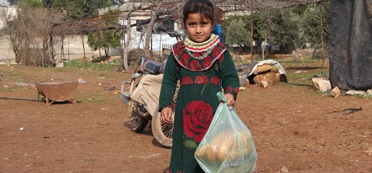 Suriye’de zor şartlarda yaşayan ailelere sıcak yemek yardımı