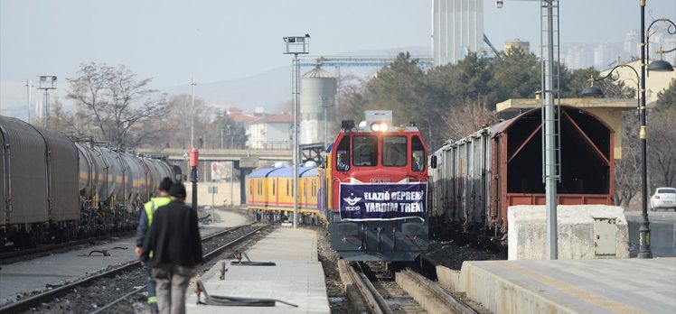 TCDD’nin yardım treni Elazığ’da