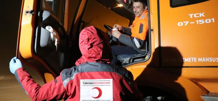 Türk Kızılay, yoğun kar nedeniyle yolda kalan sürücülere ikramda bulundu