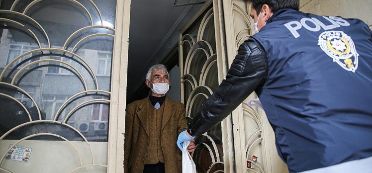 İstanbul’da 65 ve üzeri yaştaki vatandaşlara ücretsiz kolonya ve maske dağıtımına başlandı