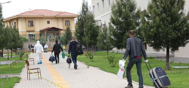 Irak’tan getirilen 366 Türk vatandaşı Diyarbakır ve Batman’da yurtlara yerleştirildi