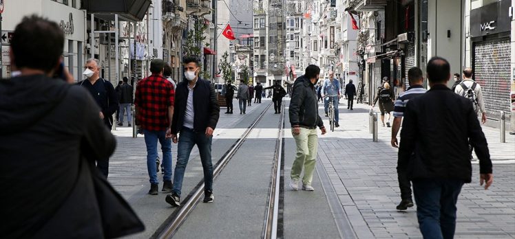 Taksim Meydanı ve İstiklal Caddesi’nde maske zorunluluğu ve 3 metre mesafe kuralı getirildi
