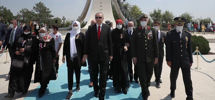 Cumhurbaşkanı Erdoğan 15 Temmuz Şehitler Abidesi’ne çiçek bıraktı