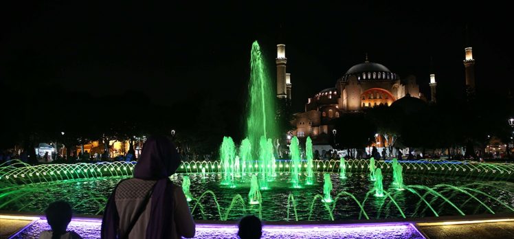 Türkiye’deki 90 bin camide sela okundu