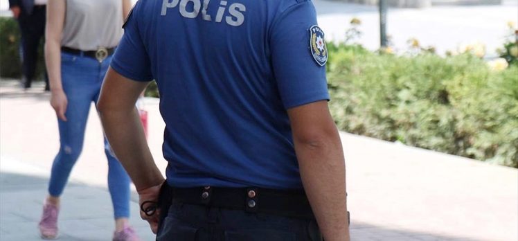Kadıköy’de Kovid-19 denetimleri sırasında bir kadını gözaltına almaya çalışan polisler görevden uzaklaştırıldı