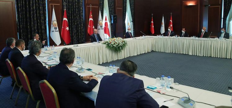 Cumhurbaşkanı Erdoğan, AK Parti’ye yeni katılan belediye başkanları ile görüştü