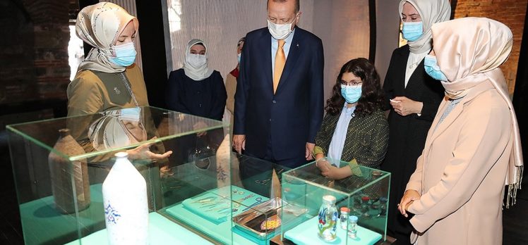 Cumhurbaşkanı Erdoğan ‘Böyle Daha Güzelsin’ sergisini gezdi