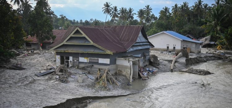 Endonezya’da sel nedeniyle 1469 ev sular altında kaldı