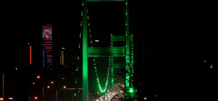 İstanbul’un köprüleri ‘serebral palsi’ için yeşile büründü