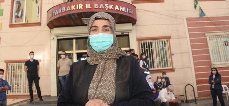 Diyarbakır annelerinden Mutlu: Çocuğumu bu kapıdan alana kadar gitmeyeceğim