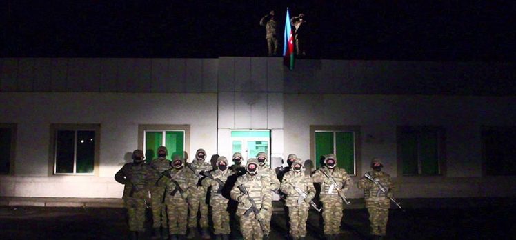 Azerbaycan ordusu işgalden kurtarılan Laçın’a bayrak dikti