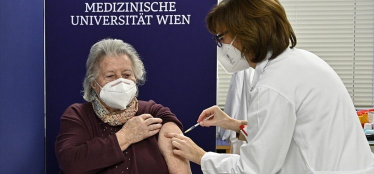 Avusturya ve İtalya’da ilk Kovid-19 aşıları yapıldı