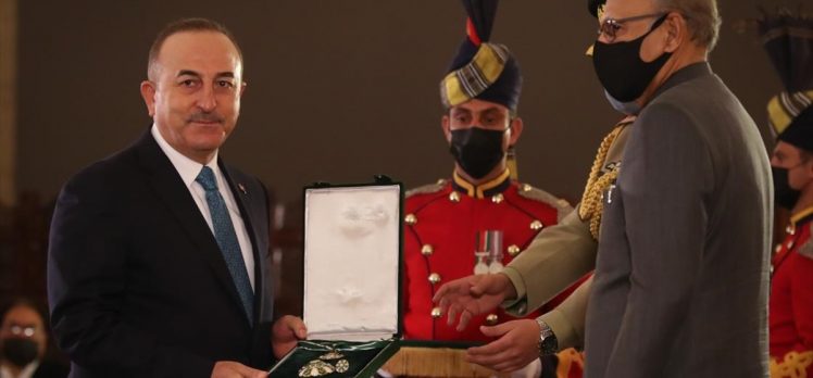 Pakistan’da Dışişleri Bakanı Çavuşoğlu’na devlet nişanı tevdi edildi