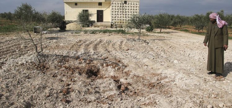 Münbiç’te yuvalanan YPG/PKK’lı teröristler, sivil yerleşimlerdeki mezarlıkları havan toplarıyla hedef alıyor