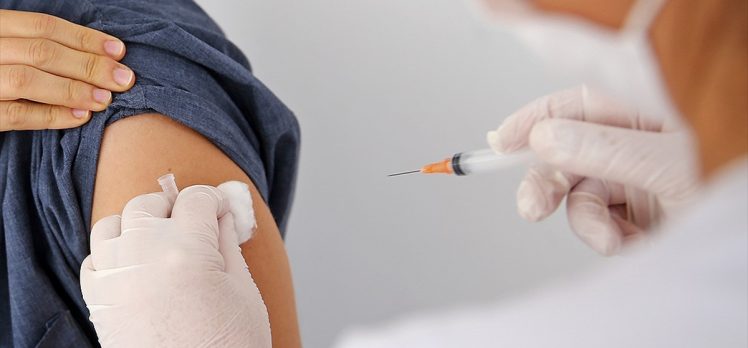 Kovid-19 aşılarının yan etkilerinin kadınlarda daha fazla görüldüğü ortaya çıktı