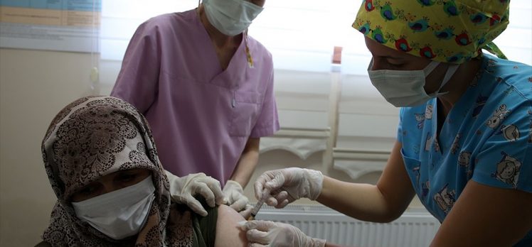 Aile hekimleri salgınla mücadelede şimdi de ‘aşı üssü’ gibi hizmet veriyor