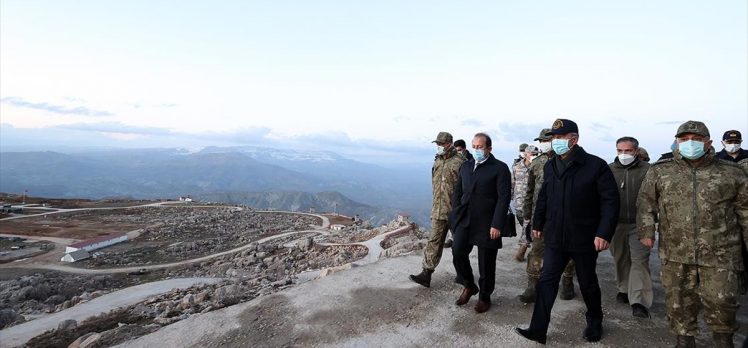 Bakan Akar ve TSK komuta kademesi Namaz Dağı’nda terörle mücadele tedbirlerini inceledi