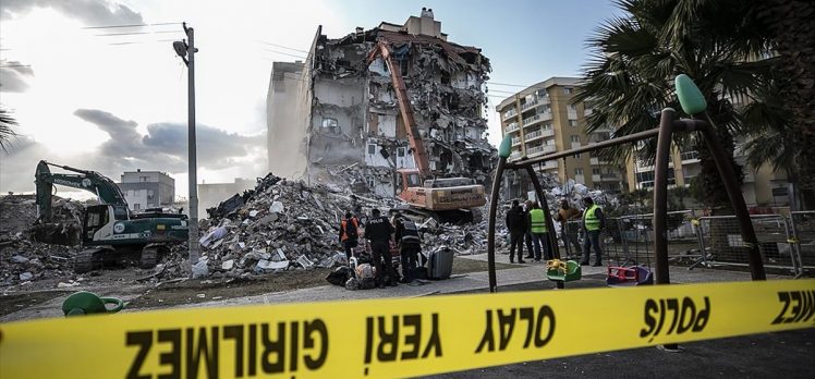 İzmir’deki depremde yıkılan binalarla ilgili 22 kişi hakkında gözaltı kararı verildi