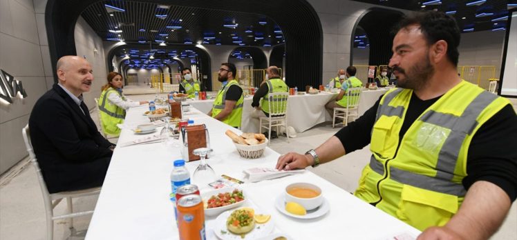Bakan Karaismailoğlu metro istasyonunda görevli işçilerle iftar yaptı