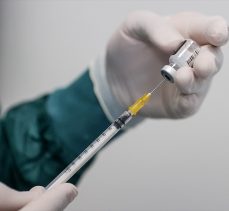 Dünya genelinde 1 milyar 940 milyon dozdan fazla Kovid-19 aşısı yapıldı