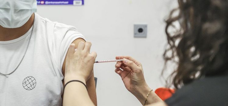 Sağlık Bakanı Koca: Salgın aşısız yenilmez, aşınızı olun