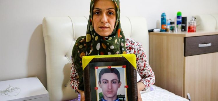 Diyarbakır annelerinden Ayşegül Biçer 3 yıl sonra oğluna kavuşacak olmanın mutluluğunu yaşıyor