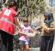 Türk Kızılay’ın yaklaşık 10 bin 500 gönüllüsü yangın mağdurlarına desteğin ön saflarında