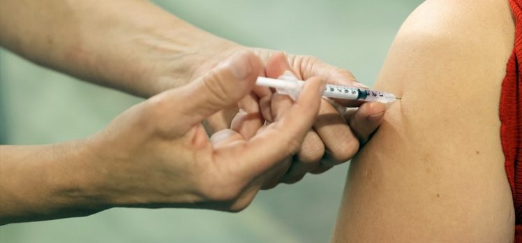 Sağlık Bakanı Koca: “18 yaş ve üstü her 4 kişiden 3’ü en az bir doz aşısını yaptırdı