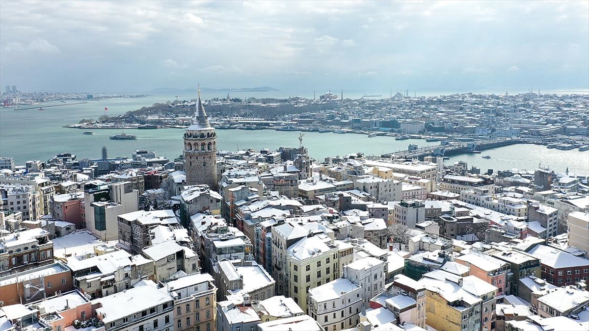 Karadeniz’den nem topladı, İstanbul’a kar bıraktı