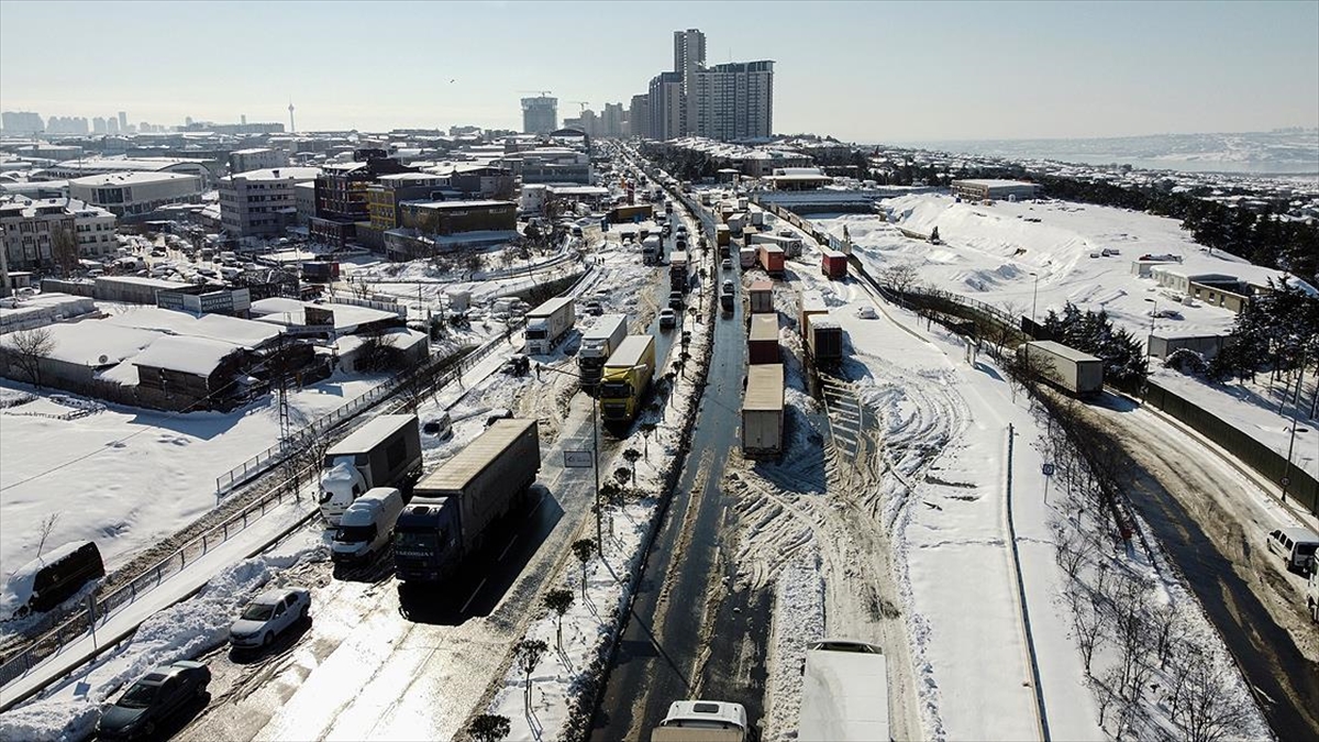 İstanbul’da kar nedeniyle yola bırakılan araçlar kaldırılıyor