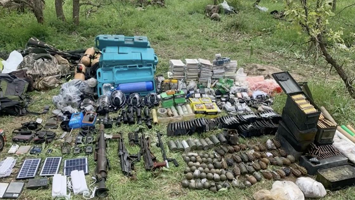 Pençe-Kilit Operasyonu’nda teröristlere ait çok sayıda silah ve mühimmat ele geçirildi