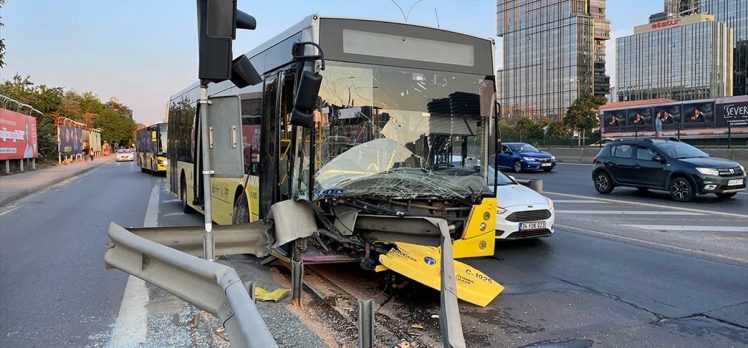 Üsküdar’da İETT otobüsü bariyerlere saplandı