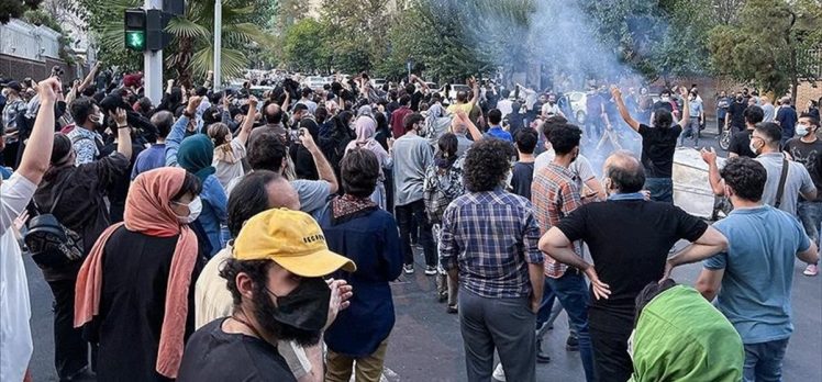 İran’da akaryakıt zammı protestolarının 3. yılı dolayısıyla düzenlenen eylemler devam ediyor