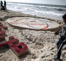 Gazze’deki çocukların “oyun oynama hakkı” sahildeki kumlara çizildi
