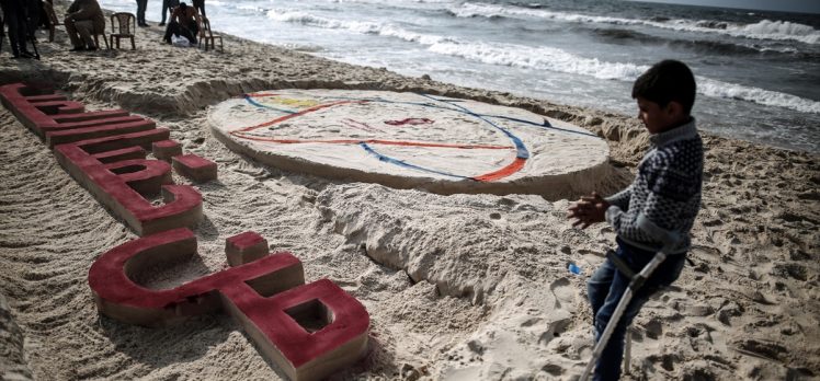 Gazze’deki çocukların “oyun oynama hakkı” sahildeki kumlara çizildi