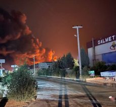 Adana’da kimya fabrikasında çıkan yangına müdahale ediliyor