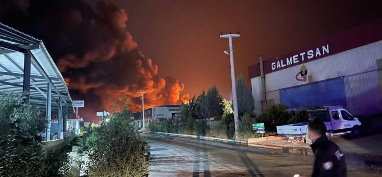 Adana’da kimya fabrikasında çıkan yangına müdahale ediliyor