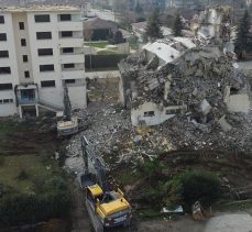 Düzce’de depremde ağır hasar gören 2 lise lojmanı yıkılıyor