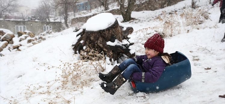 Van’da çocuklar kar yağışını eğlenceye dönüştürdü